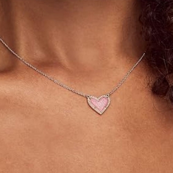 🔹️ Kendra Scott 🔹️Ari pink Heart Adjustable Length Pendant Necklace ✨️💕 - Picture 2 of 3